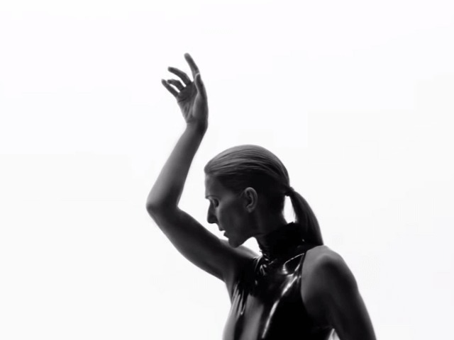 Селин Дион выпустила черно-белый клип на новую песню Courage