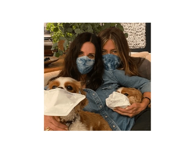 Дженнифер Энистон и Кортни Кокс призвали поклонников носить маски