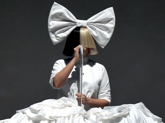 Певица Sia рассказала о насилии со стороны Шайа Лабафа