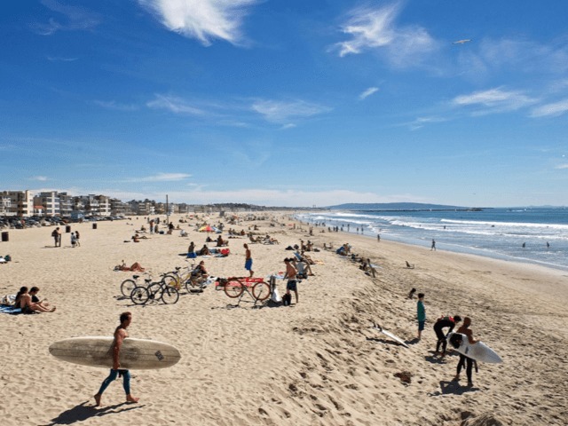 Жители Калифорнии заполонили пляжи, несмотря на пандемию COVID-19