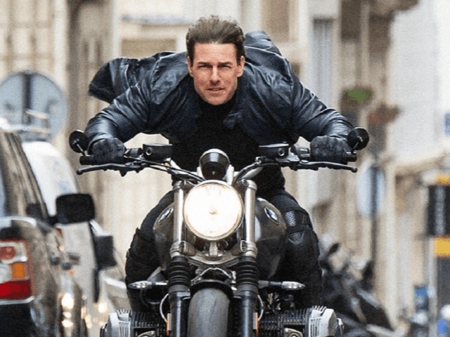 Том Круз прыгнул 500 раз с парашютом и 13 000 раз — на мотоцикле, чтобы сделать трюк в фильме "Миссия невыполнима — 7"