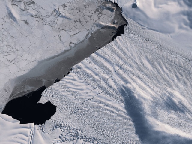 Айсберг размером с Харьков откололся от ледника в Антарктиде