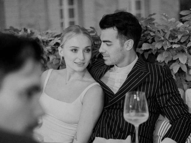 Джо Джонас и Софи Тернер впервые опубликовали фото со свадьбы во Франции