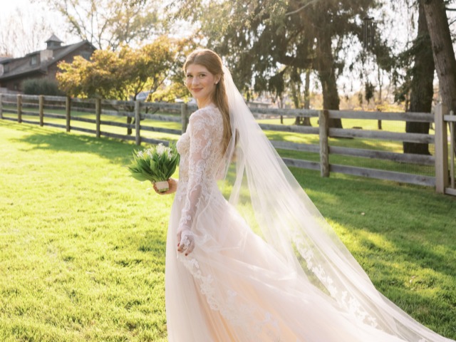 Фото дня: Дочь Билла Гейтса вышла замуж в платье Vera Wang. Свадьбу сыграли дважды