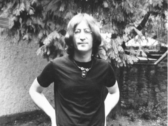Кассету с неизданным интервью и песней Джона Леннона продали на аукционе за $ 58 000. Ее записали школьники