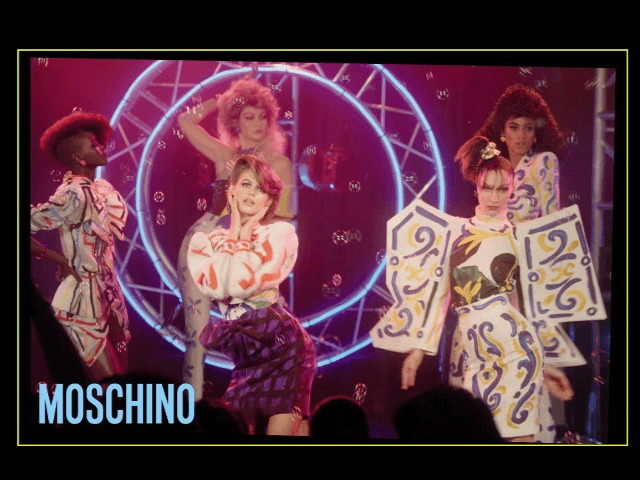 Концерт в стиле 80-х: Сестры Хадид, Кайя Гербер, Адут Акеч и Имаан Хаммам в рекламе Moschino 