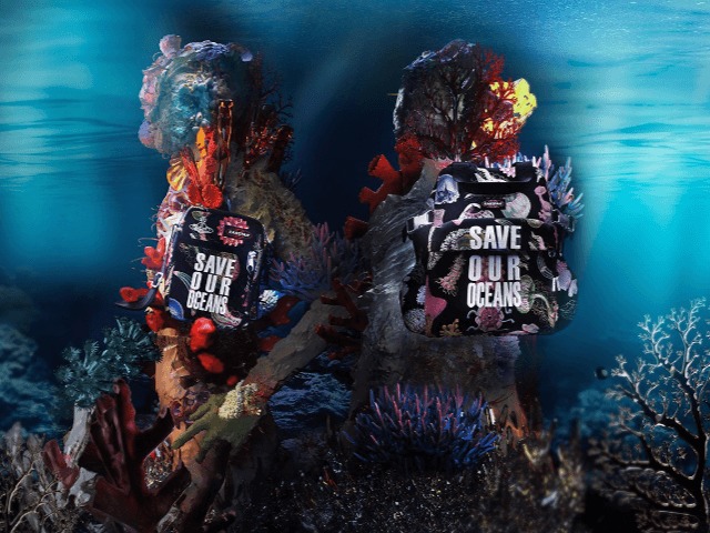 Vivienne Westwood и Eastpak выпустили коллекцию сумок из океанического пластика