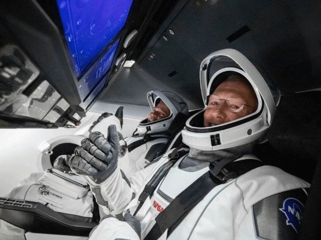 Welcome back: Космонавты корабля Crew Dragon компании SpaceX вернулись на Землю