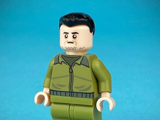 Lego випустили мініфігурки Зеленського та бандерівських смузі. 16 тисяч доларів від їхнього продажу вже передали на підтримку України