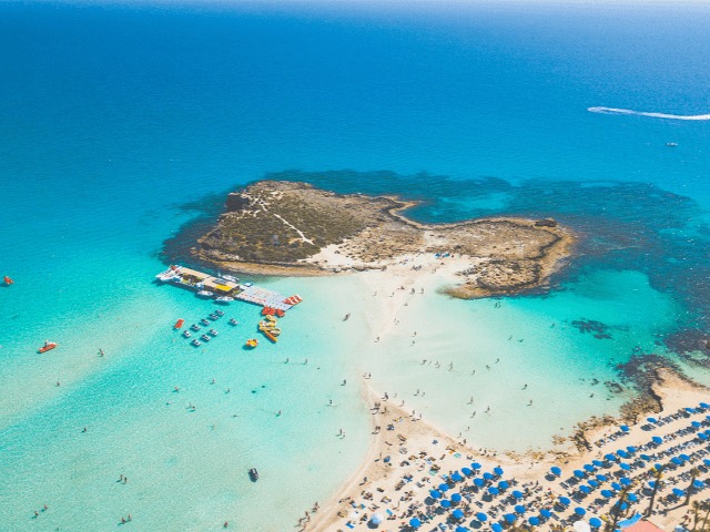 Кипр оплатит отпуск туристам, если они заболеют COVID-19 во время отдыха на острове