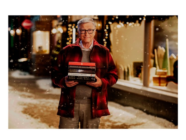 Билл Гейтс советует пять любимых книг 2021 года в ролике с рождественскими декорациями