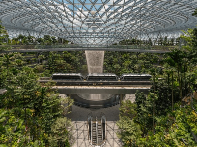 В сингапурском аэропорту открыли самый большой искусственный водопад в мире