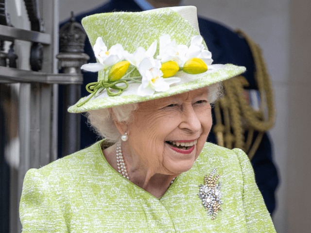 Дело в шляпе: Самые эффектные головные уборы Елизаветы II с 1946 по 2021 год