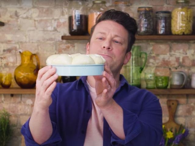 Відео дня: Зірковий шеф Джеймі Олівер готує українські пампушки
