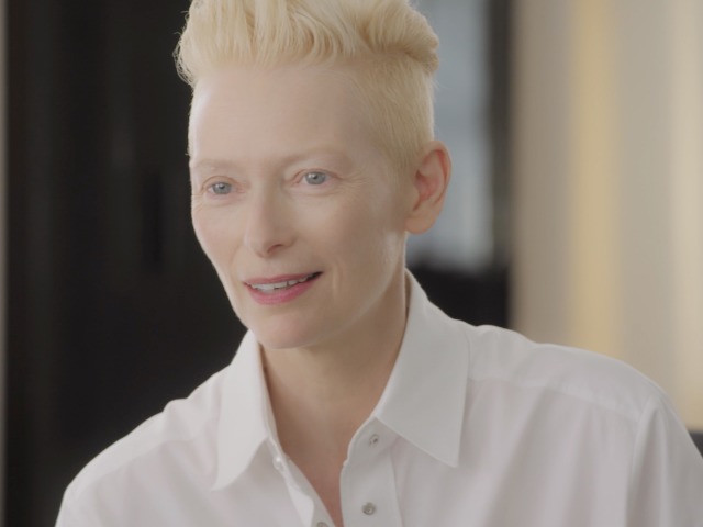 Видео дня: Тильда Суинтон рассказывает о любимых книгах в ролике Chanel