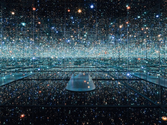 В Tate Modern покажут самую масштабную инсталляцию Яёи Кусамы