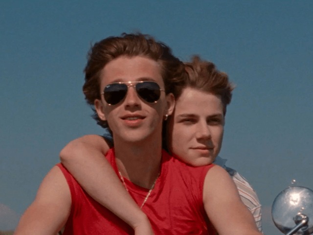 Смотрите: Первая любовь между мальчиками-подростками в трейлере фильма "Лето 85-го" Франсуа Озона