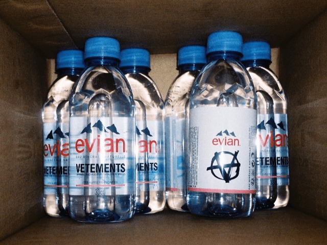 Vetements выпустили новый мерч — воду в переработанных бутылках