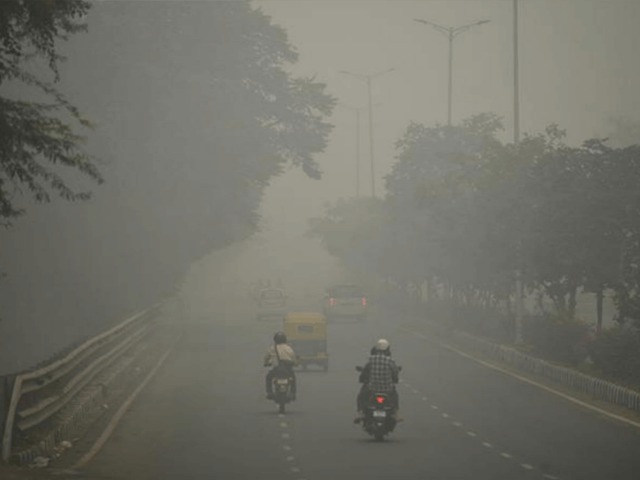 Экологическая катастрофа: Жителям Индии запретили выходить на улицы из-за высокого уровня загрязнения воздуха