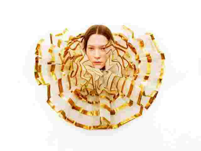 Дзеркало світу: Valentino презентує книгу про весняну кутюрну колекцію  