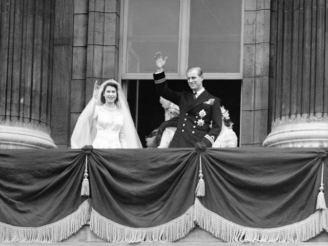 Кохання, що з'єдналося на небесах. Історія у фотографіях: Весілля Єлизавети ІІ та принца Філіпа
