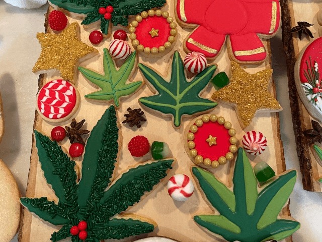 Марта Стюарт испекла для Снуп Догга рождественские пряники в виде марихуаны
