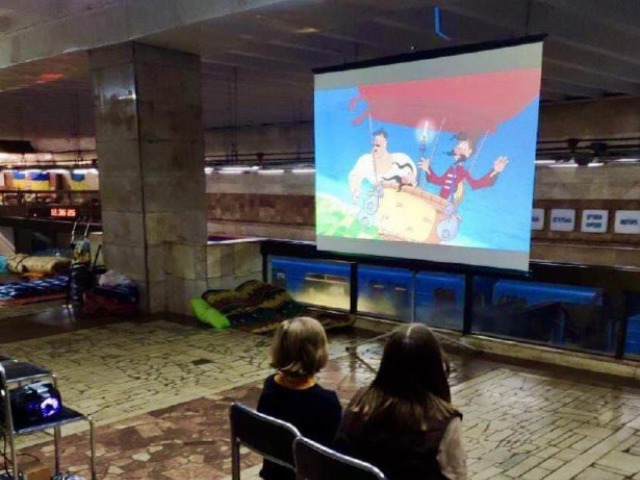 На станціях метро у Києві транслюватимуть кіно та мультфільми