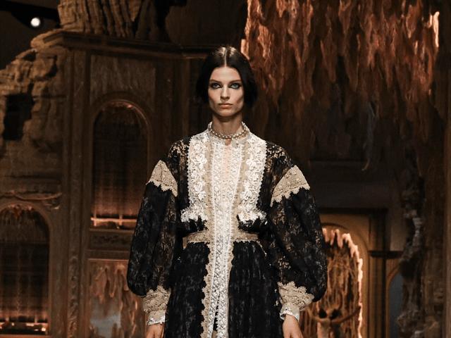 Корсети, криноліни й готичне мереживо у колекції Dior весна-літо – 2023, натхненій модою XVI століття