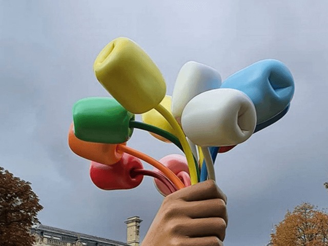 Джефф Кунс установил в центре Парижа "Букет тюльпанов". Жители города в шоке
