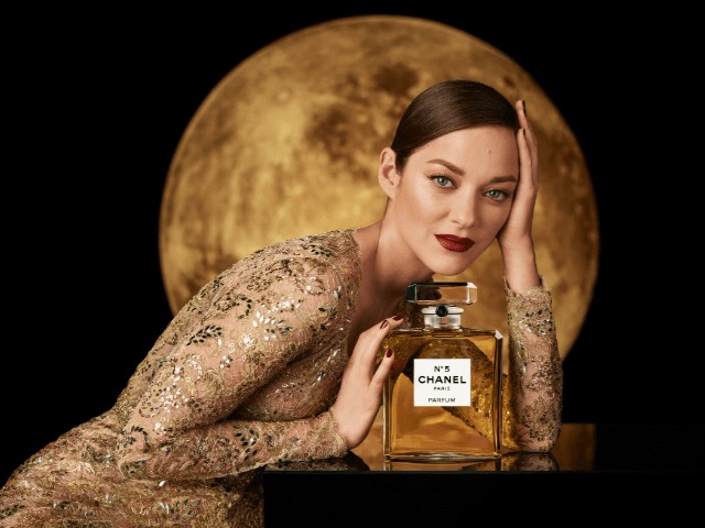 Ticket to the Moon: Марион Котийяр снялась в мистической рекламе аромата Chanel №5