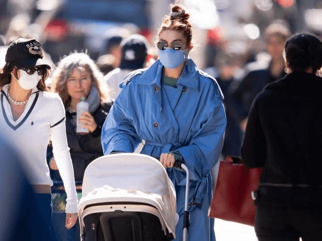Образ дня: Джиджи Хадид на прогулке с дочерью в небесно-голубом тренче 
