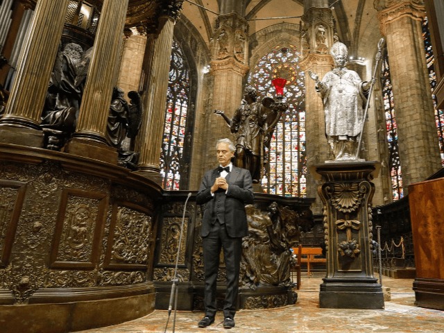 Итальянский тенор Андреа Бочелли дал концерт в пустом миланском соборе Дуомо