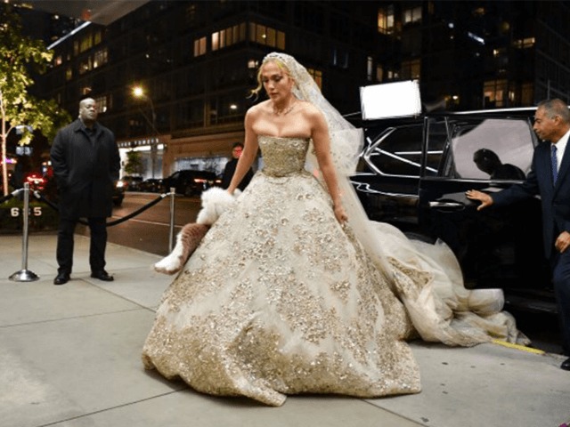 Дженнифер Лопес пробежалась в свадебном платье по Нью-Йорку