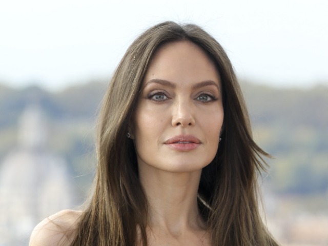 Анджелина Джоли поделилась письмом девушки из Афганистана: "У женщин нет права говорить"