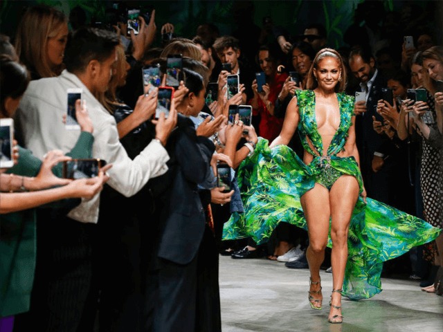 Точная копия платья Джей Ло: Versace подали в суд на масс-маркет-бренд за плагиат 