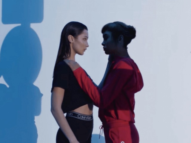 Calvin Klein извинились за поцелуй Беллы Хадид с виртуальной моделью