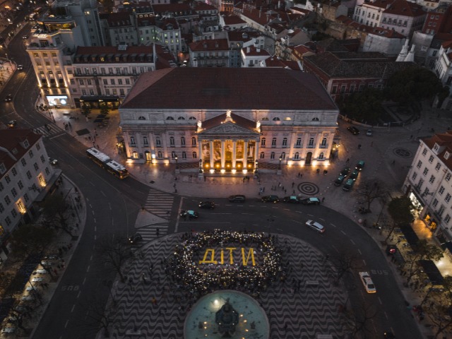 Сотні свічок для вшанування загиблих: У столиці Португалії пройшла найбільша акція на підтримку Маріуполя