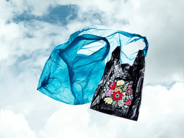 Президент підписав закон: В Україні заборонили використовувати пластикові пакети