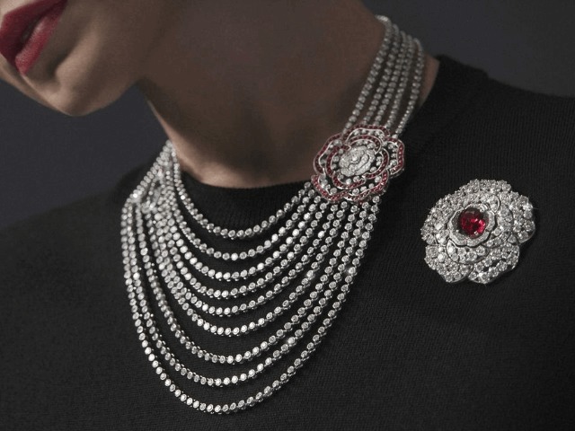 Chanel посвятили коллекцию высокого ювелирного искусства камелии