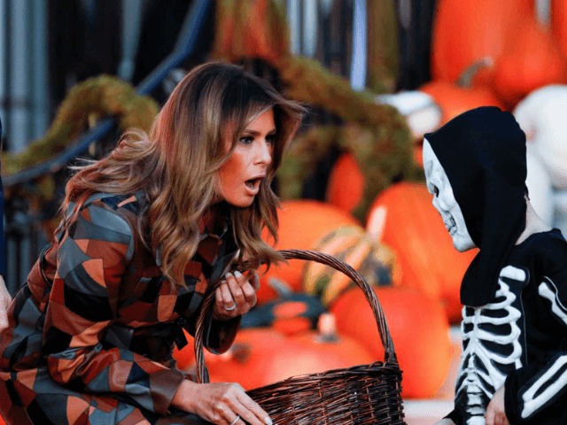 Trick-or-treat: Мелания и Дональд Трамп отметили Хеллоуин в Белом доме