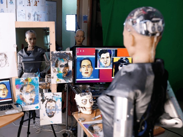 Робот София создала свой портрет. Он был продан за $ 688 000
